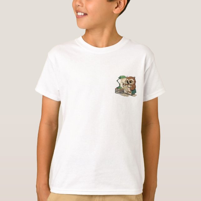 Camiseta Studious Owl Scholar Examining Papers with Magnify (Anverso)