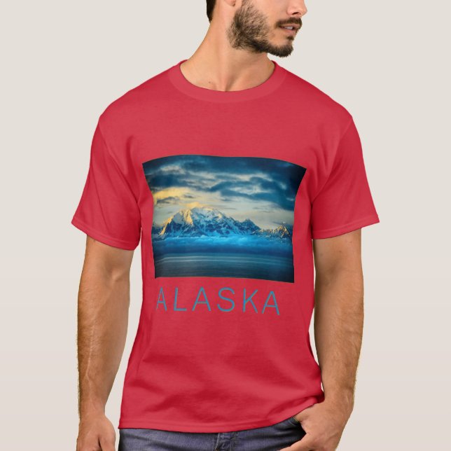 Camiseta Stunning snowy mountains in Alaska rise above clou (Anverso)