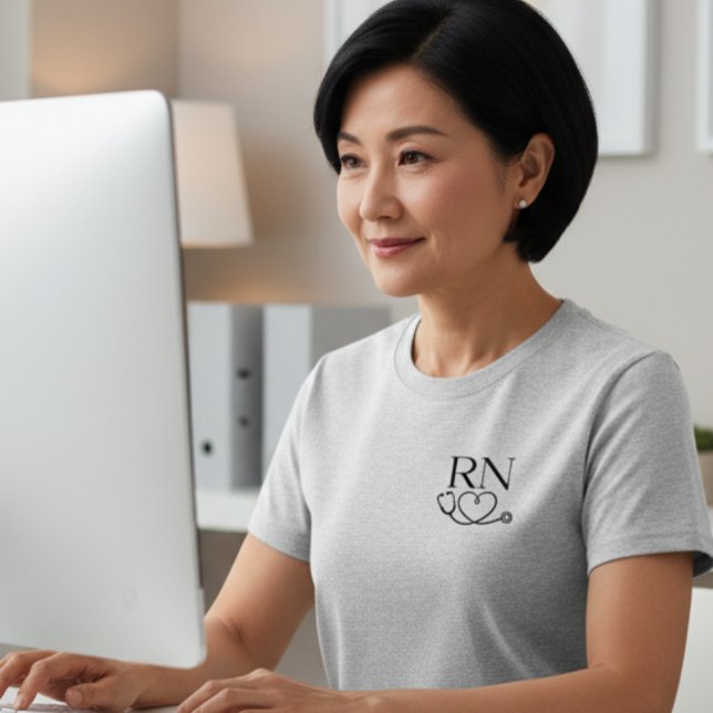 Camiseta Stylish Minimalist RN Nurse T-Shirt for Women (Subido por el creador)