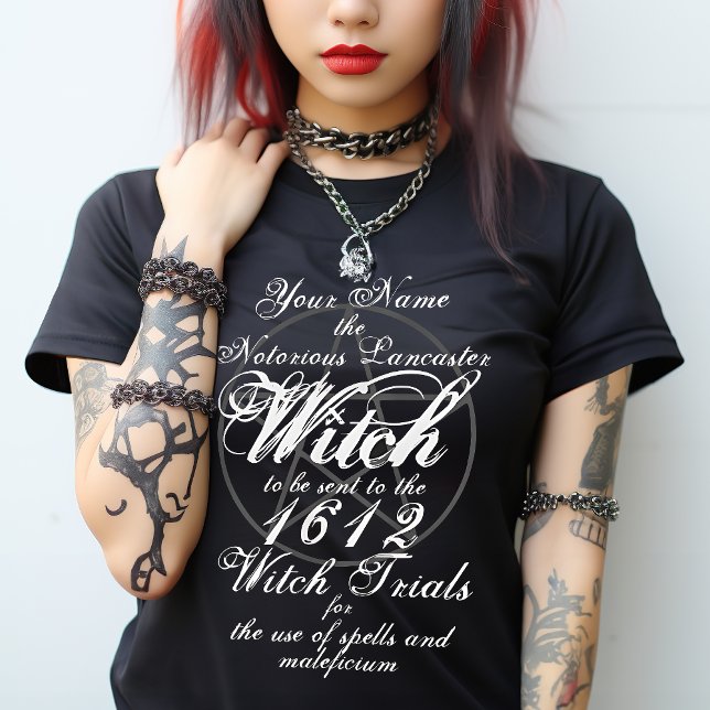 Camiseta Su nombre en notorios juicios de bruja Black Gothi (Join the Pendle Witch Trials this Halloween. Add your own Name and Date to reincarnate. Historical T)