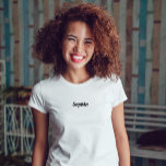 Camiseta Su nombre o monograma en guión retro<br><div class="desc">Esta camisa sencilla y elegante muestra su nombre o monograma en una tipografía de escritura retro y moderna.</div>