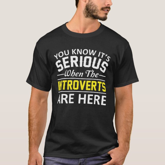 Camiseta Su serio cuando Introverts está aquí (Anverso)