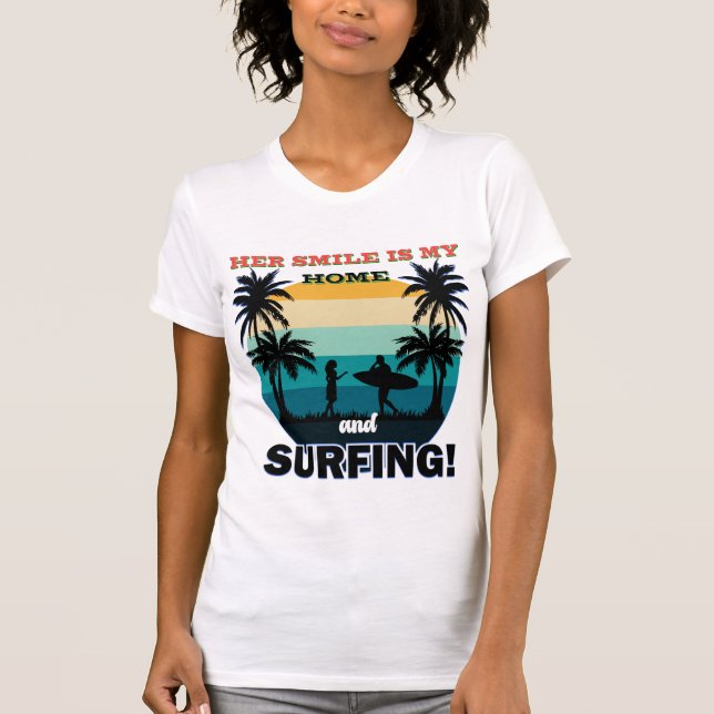 Camiseta Su sonrisa es mi hogar y el surf - Romántico Surf (Anverso)