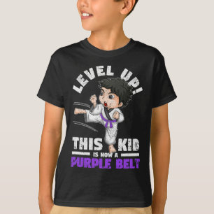 Camiseta Sube de Nivel Este Niño Ahora Es Un Cinturón Morad