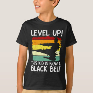 Camiseta Sube de Nivel Este Niño Ahora Es un Cinturón Negro