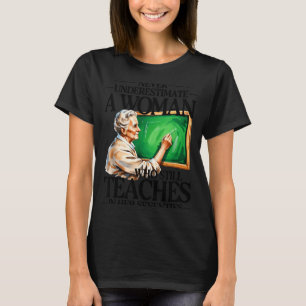 Camiseta Subestimar a la mujer que enseña en sus setenta añ