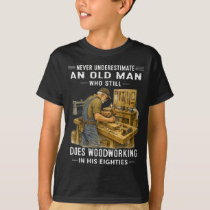 Camiseta Subestimar a un anciano que hace carpintería 
