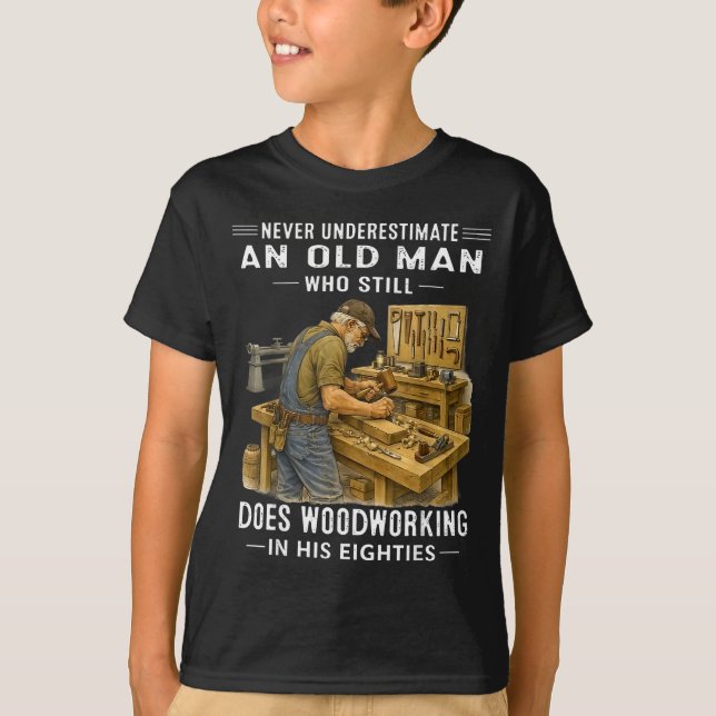 Camiseta Subestimar a un anciano que hace carpintería  (Anverso)