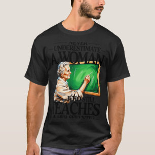 Camiseta Subestimar a una mujer que enseña en sus setenta