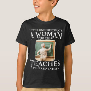 Camiseta Subestimar a una mujer que enseña en sus setenta a