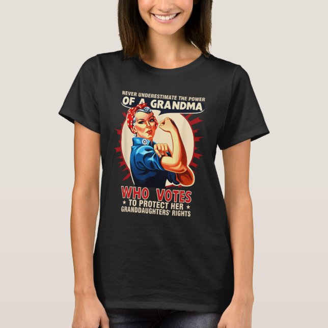 Camiseta Subestimar El Poder De Una Abuela Que Vota A Gra (Anverso)