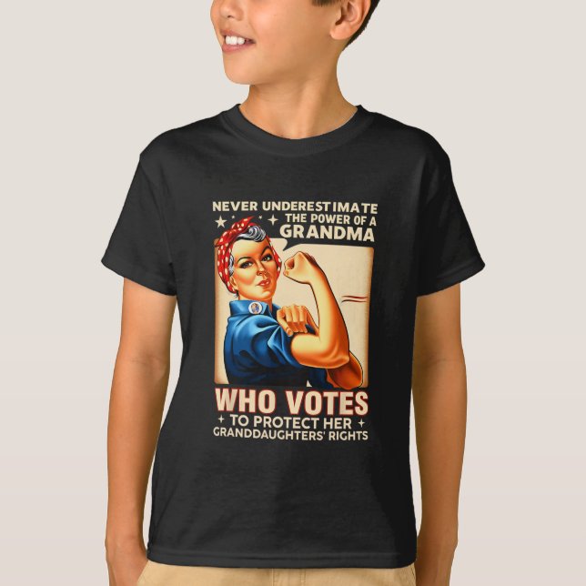 Camiseta Subestimar El Poder De Una Abuela Que Vota A Los C (Anverso)