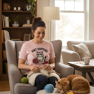 Camiseta Sucede al Tejer – Diseño Divertido de Gato y Estam