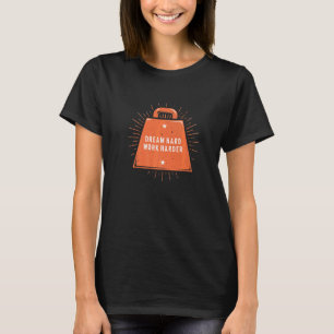 Camiseta Sueña Duro Trabaja Más Duro Entrenamiento Frase Mo