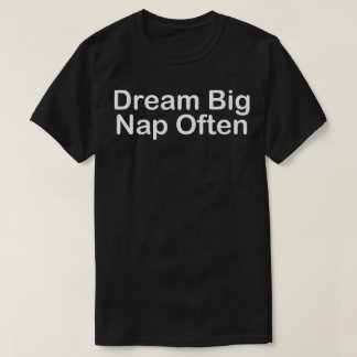 Camiseta sueña grande duerme a menudo