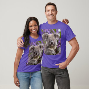 Camiseta "Sueño en morado: un Koala en un árbol jacarandá