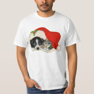 Camiseta Sueño lindo del perrito y del gatito en un gorra