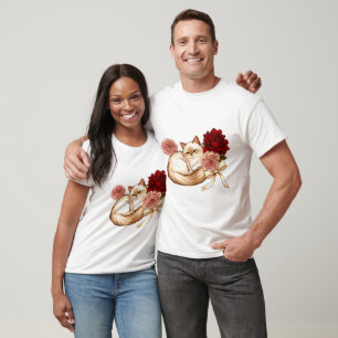 Camiseta Sueños de Rosa: Gato Enroscado en Felicidad Floral