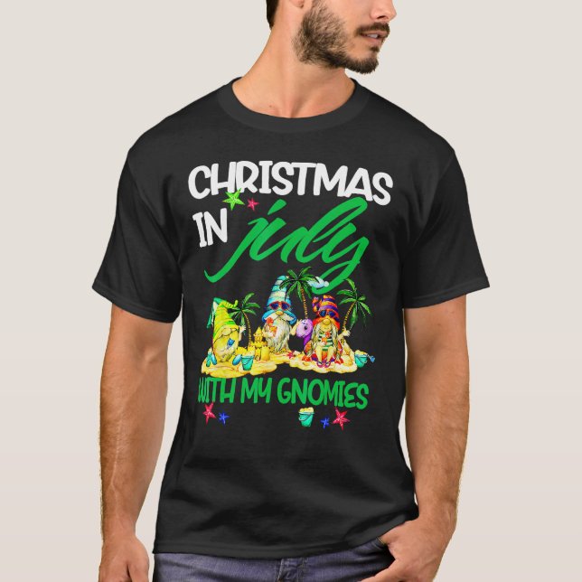Camiseta Summer Vacation Gnomes Christmas In July With My G (Anverso)