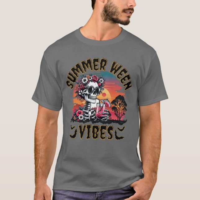 Camiseta Summerween Skeleton Vibes – Floral Sunset Retro (Anverso)