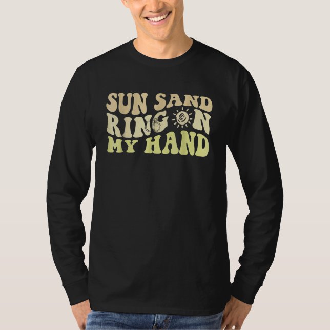 Camiseta Sun Sand Ring On My Hand Groovy Bachelorette Party (Anverso)
