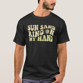 Camiseta Sun Sand Ring On My Hand Groovy Bachelorette Party