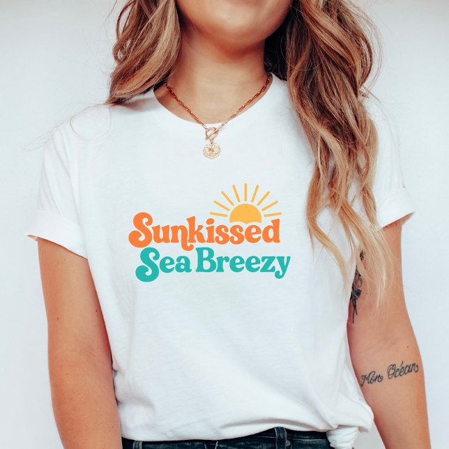 Camiseta Sunkissed Sea Breezy; Retro Surf-Inspired  Summer  (Subido por el creador)