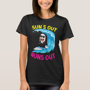 Camiseta Suns Out Nuns Out Surfing Surboard Surboard Nun 1