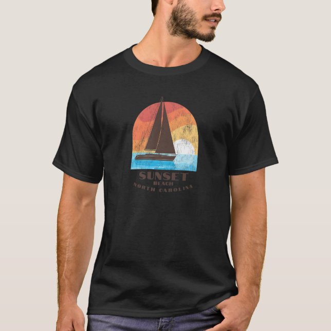 Camiseta Sunset Beach NC Vacationing Sailboating Sunrise (Anverso)