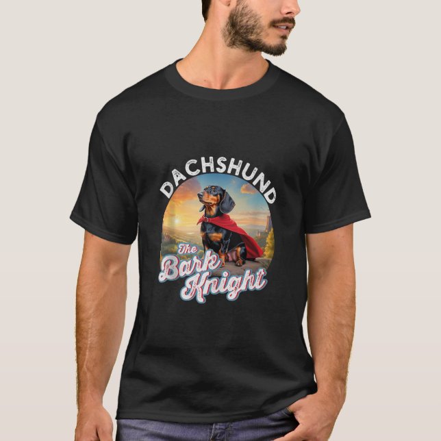Camiseta Superhéroe Dachshund Tee The Bark Knight Doxie Cru (Anverso)