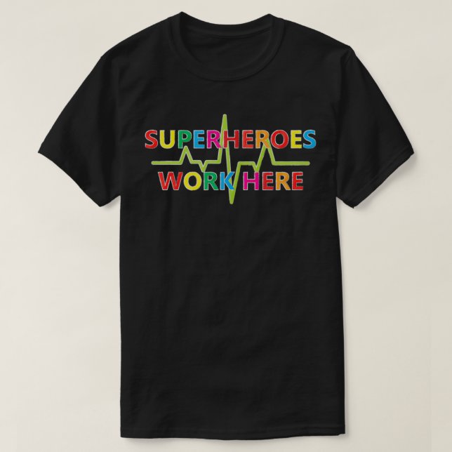 Camiseta Superheroes Work Here  (Diseño del anverso)