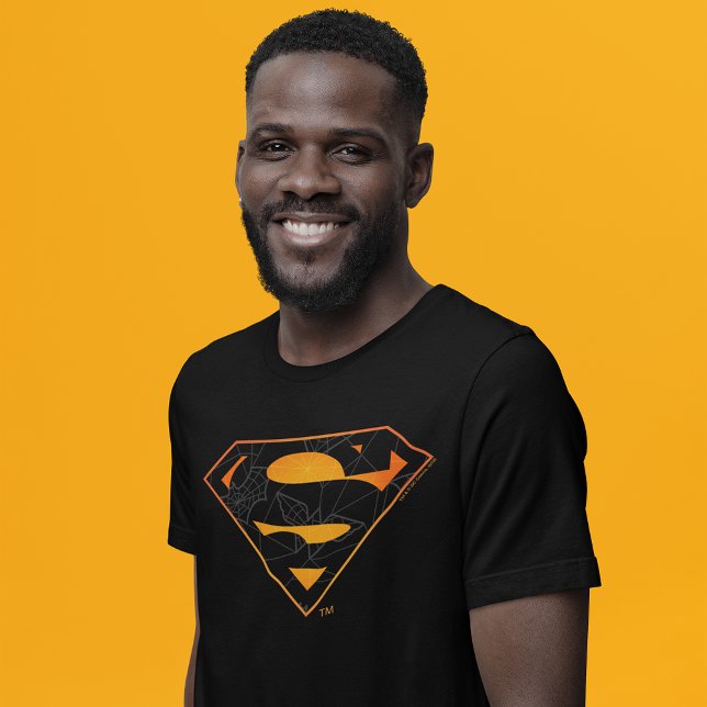 Camiseta Superman | Logo inspirado en Halloween (Person wearing shirt)