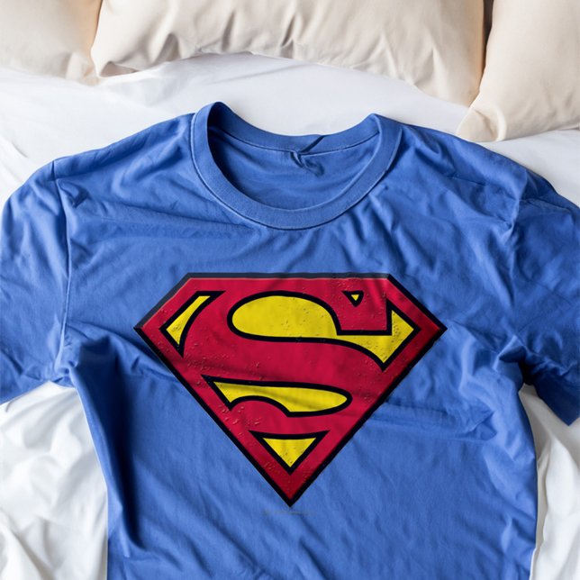 Camiseta Superman S-Shield | Logotipo de suciedad (Shirt on bed)