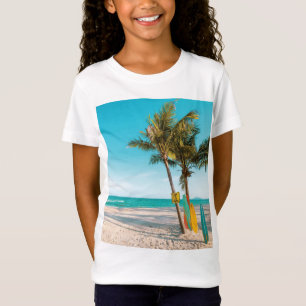 Camiseta Surf board en la playa tirando almohada