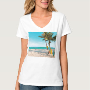 Camiseta Surf board en la playa tirando almohada