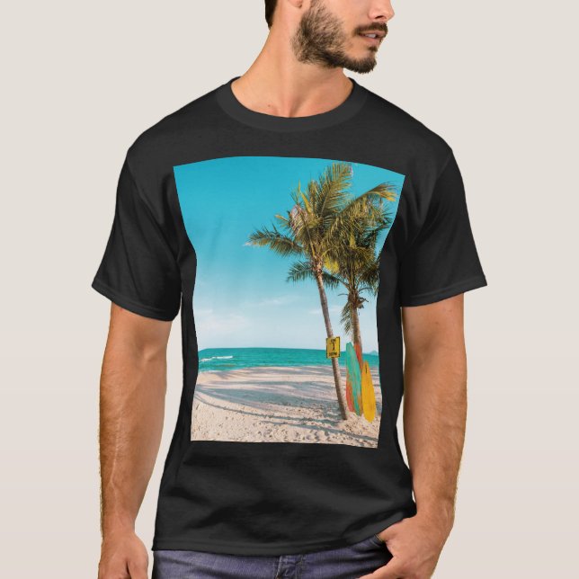 Camiseta Surf board en la playa tirando almohada (Anverso)