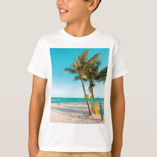 Camiseta Surf board en la playa tirando almohada