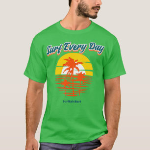 Camiseta Surf cada día 3 palmeras frente al atardecer