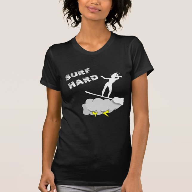 Camiseta Surf duro como una bruja negra (Anverso)