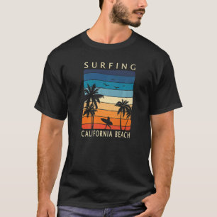 Camiseta Surf en la puesta de sol de la playa de California