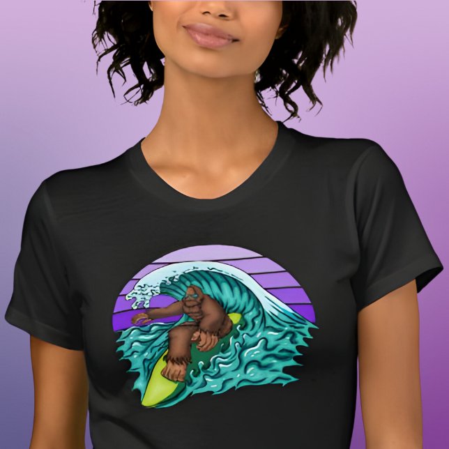 Camiseta Surf Famoso Bigfoot Surfing Purple Retro (Subido por el creador)