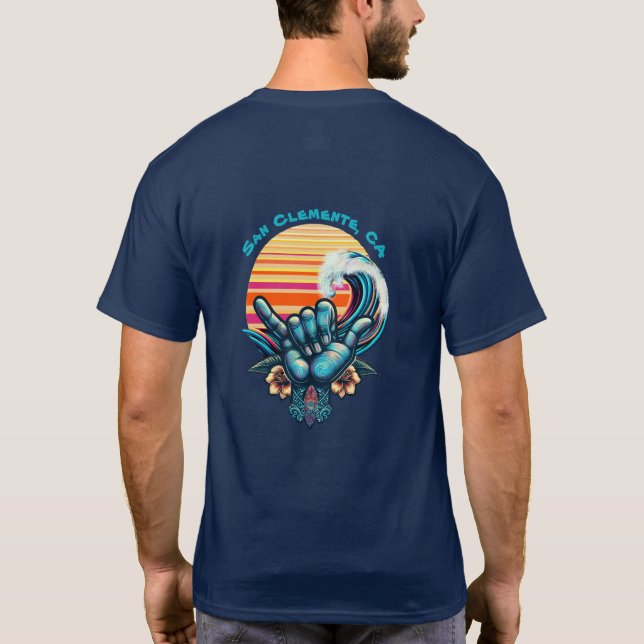 Camiseta Surfing a un Big Wave-Hand Symbol-Retro Style (Reverso)