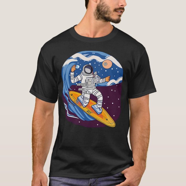 Camiseta Surfing Astronauta En El Espacio (Anverso)