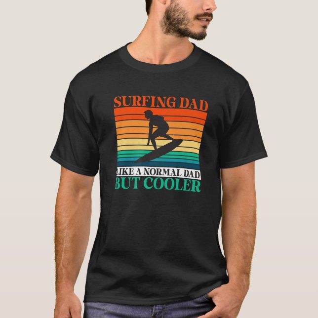 Camiseta Surfing Dad Como Un Papá Normal Pero Wake Surf (Anverso)