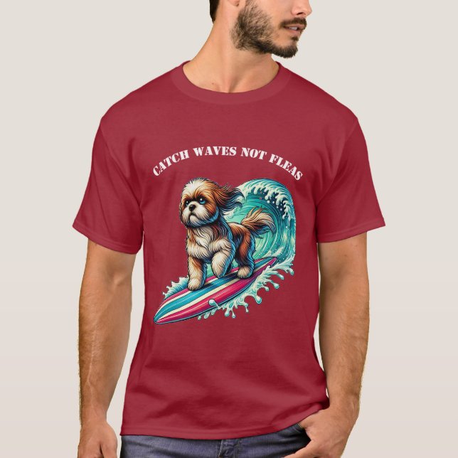 Camiseta Surfing de perro con una tabla de surf montando un (Anverso)