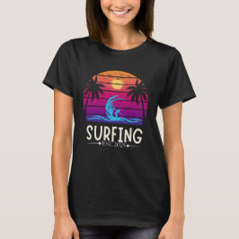 Camiseta Surfing Est. Surf en modo de vacaciones retro de 2