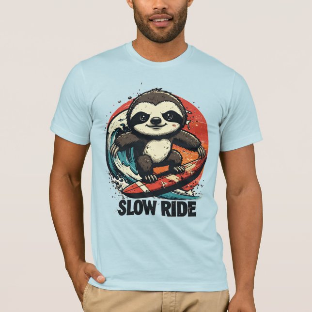 Camiseta Surfing Sloth Gifts – “Slow Ride” Retro Sunset (Anverso)