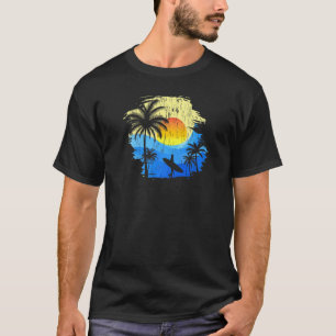 Camiseta Surfista Con Arena Y Palmeras A Bordo De La Playa