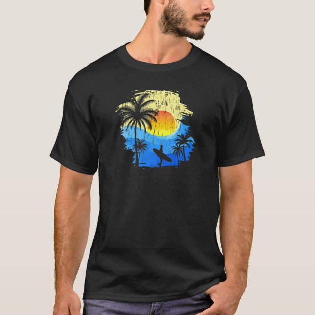 Camiseta Surfista Con Arena Y Palmeras A Bordo De La Playa  (Anverso)