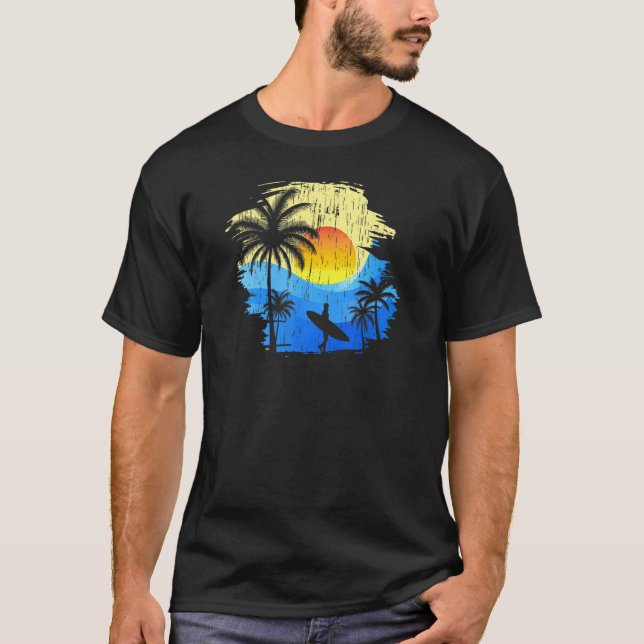 Camiseta Surfista Con Arena Y Palmeras A Bordo De La Playa  (Anverso)